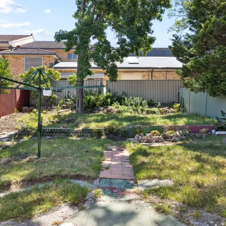 Well-Located Rooms – Walking Distance to Station & Shops