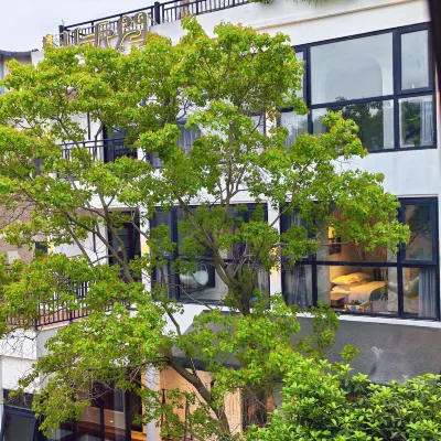 Eight or nine residential rooms in East Lake Hotels near East Lake Scenic Area
