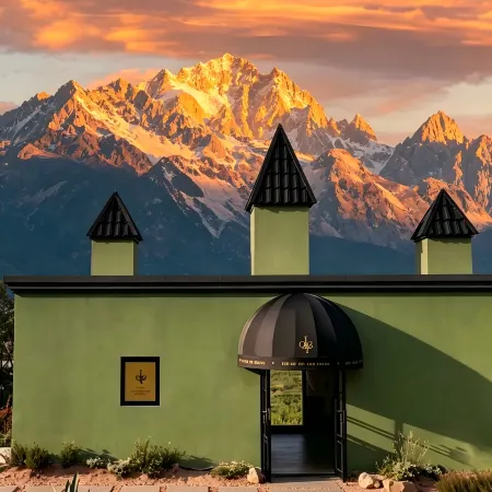 Linqi Guyin Lijiang | Golden Snow Mountain Sunshine · Sky Garden Homestay