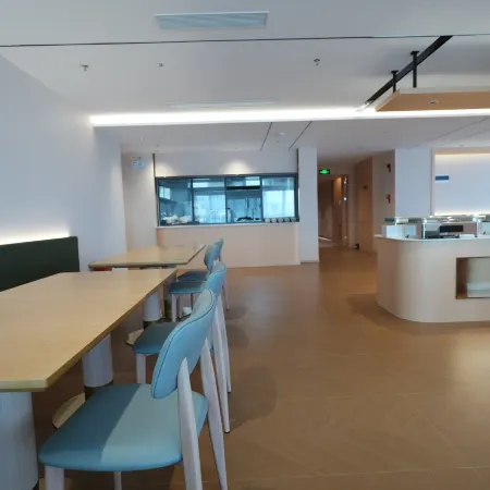 CHARMLAND HOTEL
