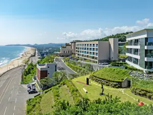 Cliffbeach Resort&Pool Villa