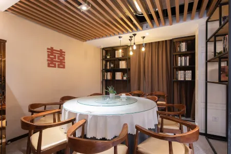 Huangchi Business Hotel