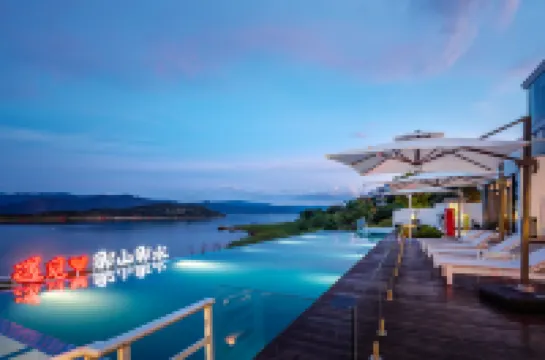 The mountain and the water embrace the Pleasant Bay Homestay