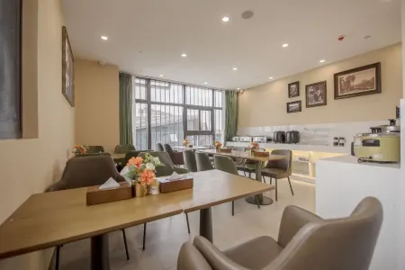 James Joyce Coffetel (Neijiang Wuyue Plaza) Отели рядом с достопримечательностью «Zhang Daqian Memorial Hall»