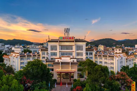 Yimenjun Township Hotel