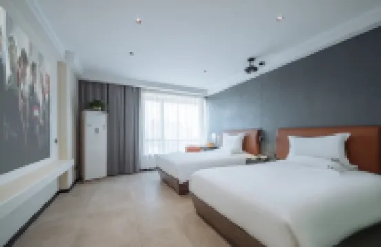 Jiashan Qingguo Business Hotel (RT Mart Sports Center Store)