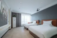Jiashan Qingguo Business Hotel (RT Mart Sports Center Store)