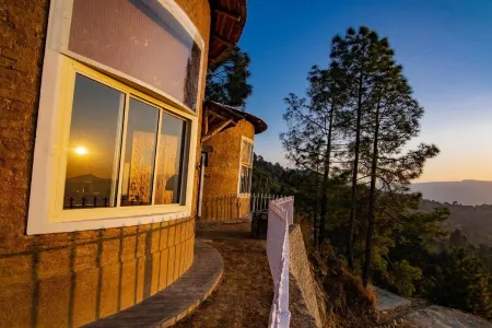 Sukoon Nature Retreat Near Bhatrojkhan Ranikhet Отели рядом с достопримечательностью «Golu Devta temple»