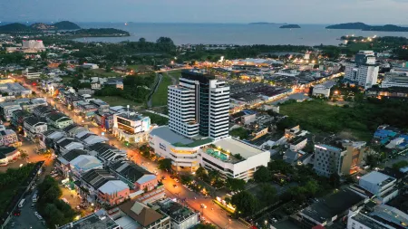 Royal Phuket City Hotel Отели рядом с достопримечательностью «Jian wanich pier»