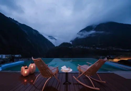 Hailuogou Luanxi Hidden Mountain Snow Mountain Scenic Hot Spring Resort Hote