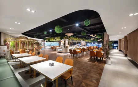 Century Star Boutique Hotel (Zhoukou Railway Station Red Star Macalline Branch)