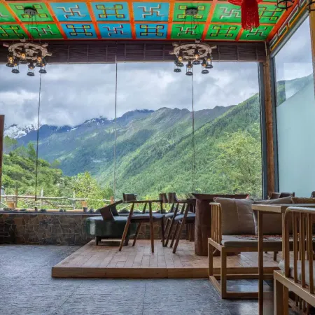 A cost-effective homestay where you can lie in bed and gaze at the Siguniang Mountain