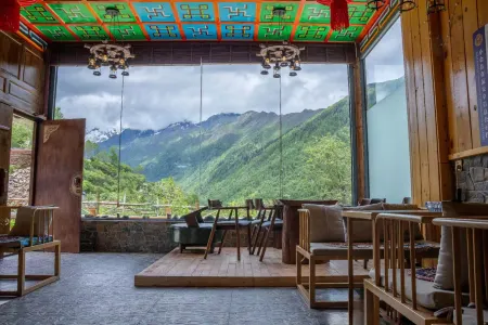 Siguniangshan Yunding Mountain-view Homestay Отели рядом с достопримечательностью «Shuangqiao Valley»