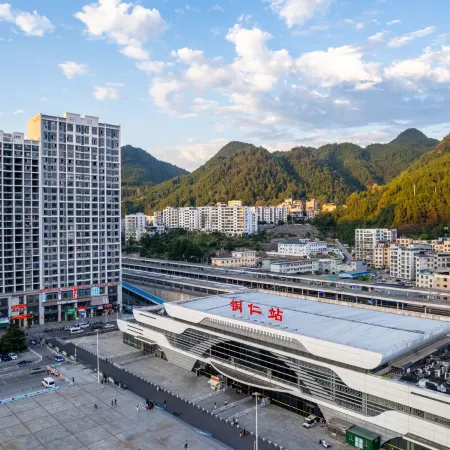 Yinfeng Hotel (Tongren High-speed Railway Station)