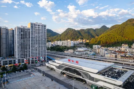 Yinfeng Hotel (Tongren High-speed Railway Station)