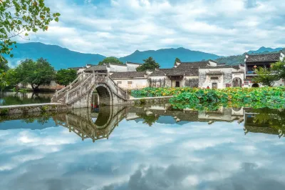 Hongcun Neighborhood · Smart Holiday Courtyard Homestay
