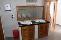 QUEENS COURT HOTEL Отели в г. Бамбури