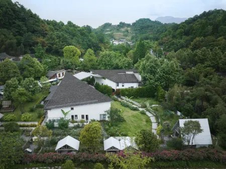 Pengzhou Wusuoshishi Homestay Отели рядом с достопримечательностью «Bailu Limestone Cave Wonder Peak»