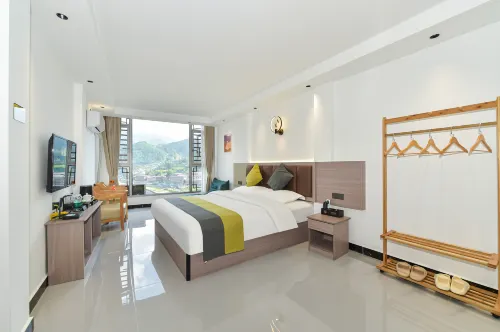 Autumn Leaves • Mid-Levels Mercure (Xijiang Qianhu Miao Village)
