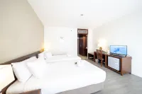 Golden Crown Grand Hotel Hotel berhampiran Phra Maha Chedi Tripob Trimongkol