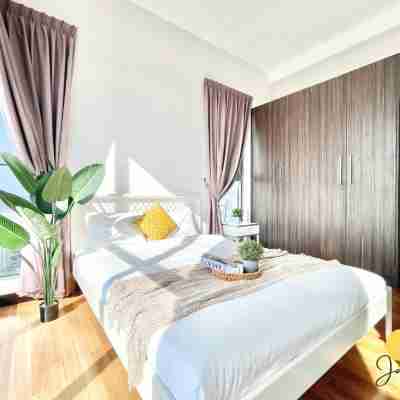 SilverScape Melaka/ 3BR/ 6-10 pax/Bathtub/Seaview/ Infinity Pool/ Jonker St Rooms