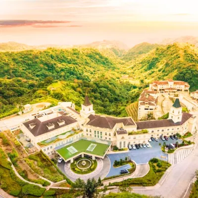Twin Lakes Hotel near Tagaytay Отели рядом с достопримечательностью «Музей Puzzle Mansion Bed & Breakfast»