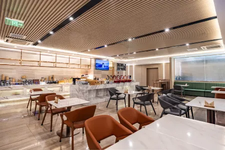 Atour Hotel (Changchun Oriental Plaza, Jiatai) Отели рядом с достопримечательностью «Changchun Guanghua University»