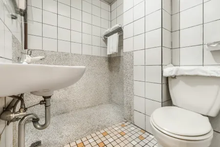 Forever Happiness Hostel Отели рядом с достопримечательностью «Chung Tai Chan Monastery»