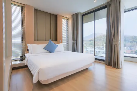 Balcony Seaside Sriracha Hotel & Serviced Apartments Отели рядом с достопримечательностью «Golden Triangle Museum Pattaya»