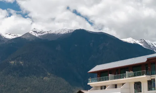 LinZhi Joy Crown Resort hotel