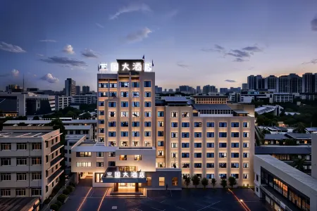 Xuchang Three Kingdoms Hotel (Pang Donglai Times Square Caowei Ancient City Branch) Отели рядом с достопримечательностью «Qingyihe Thousand Acres Garden»