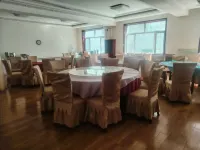 Red Cross Hotel (Tongliao Huolingole Railway Station Huolinhe Night Market Branch) - parking