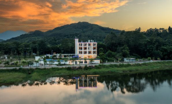 Yiyi Pushé · Lakeside Starry Sky Swimming Pool Vacation Apartment