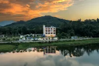Yiyi Pushé · Lakeside Starry Sky Swimming Pool Vacation Apartment Hotels near Chongxu Ancient Temple