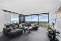 Circle on Cavill - HR Surfers Paradise