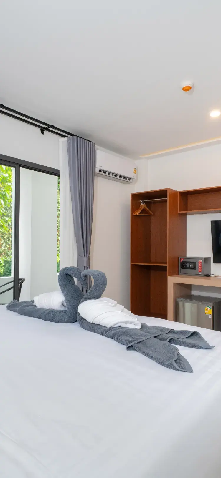 ห้องดีลักซ์ เตียงใหญ่ 1 เตียง