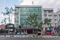 Urbanview Hotel Newton Riau Bandung by RedDoorz Hotels in Cihapit