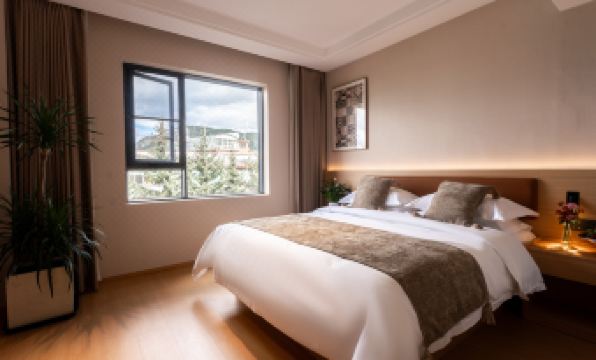 Yalan Grand Hotel (Dukezong Ancient Town Branch)