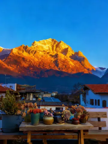 Cloud and Wind · Liangqi YuLong Trip | Free Dreamer Wild Luxury Snow Mountain Courtyard Hotels near The Snow Capped Mountains Rose Manor