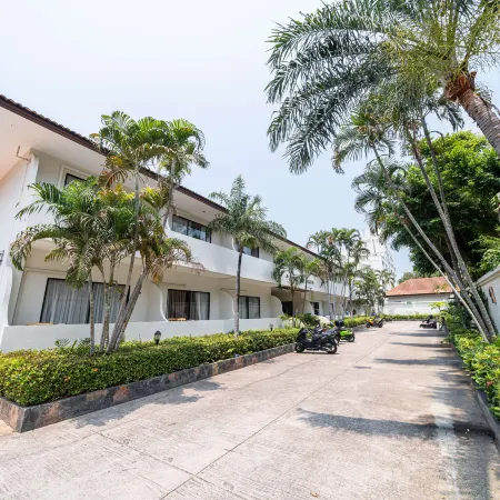 View Talay Longstay Hotel & Suites Отели рядом с достопримечательностью «Массаж Смайл»