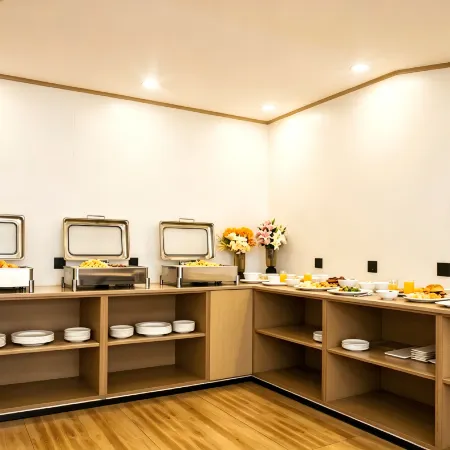 Chengde Fenghuang Hotel (Yingshouyingzi Station)