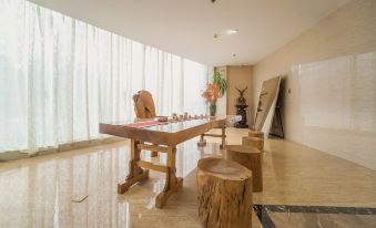 Pingdingshan Huayue Qian Hotel (Henan University of Urban Construction Bai Gui Lake Wetland Park)