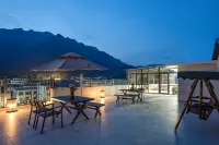 Floral Hotel·Luli · Cloud Retreat — Designer Stay by the Waterfall - วิวภูเขา