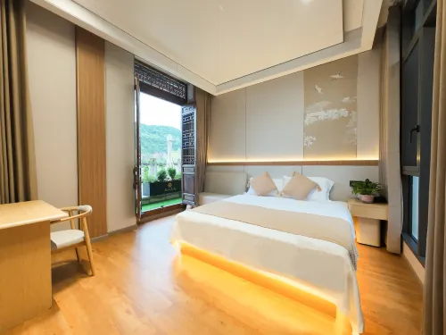 Zhenjiang · Riverside View Chinese Inn (Langzhong Ancient City Huaguang Tower) - Parking