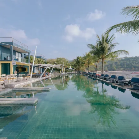 Hotel Tide Phuket Beach Front Отели рядом с достопримечательностью «Порт Ратсада»