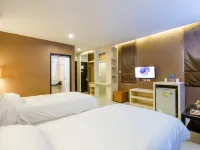 Naka Residence Отели рядом с достопримечательностью «Сентрал-Фестивал-Пхукет»