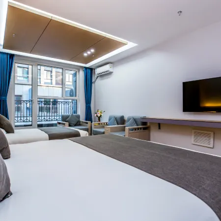 Shengyi Light Luxury Hotel (Chengde South Station Store)