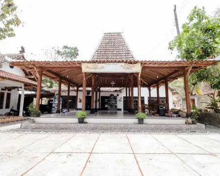Griya Erlangga Homestay Hotels in Pajangan