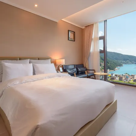 Friemily Poolvilla & Hotel
