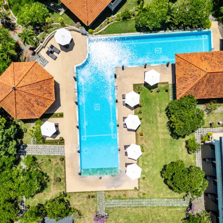Taman Surgawi Resort & Spa Отели рядом с достопримечательностью «Пляж Вайт-Сэнд»